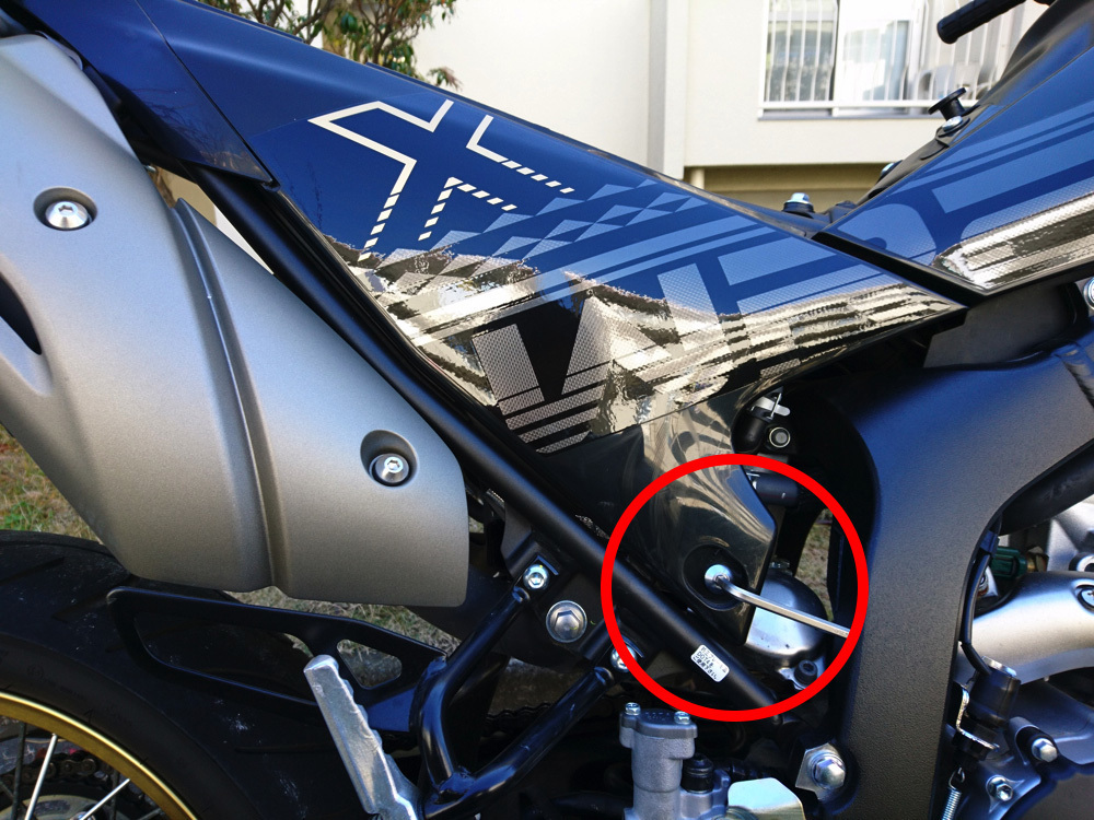 超簡単！WR250の外装の外し方: WR250Xの説明書